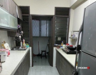Middle room in Kelana Puteri Condo for rent