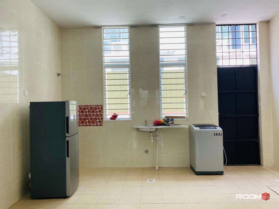 Middle room for rent at Bangi Avenue with private 🛁bathroom