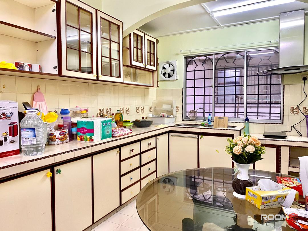 Middle Room at Sri Petaling, Kuala Lumpur 👉 Bilik Sewa Sri Petaling [𝑵𝒆𝒂𝒓 𝑳𝑹𝑻 🌟, 𝐌𝐄𝐑𝐃𝐄𝐊𝐀 SALE] Sri Endah