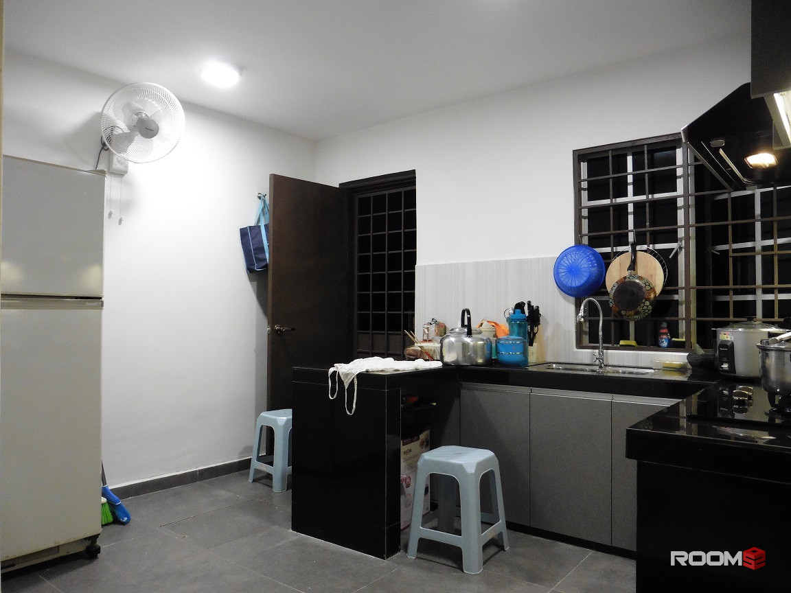 Room + Free carpark near Sri Petaling Commercial Centre