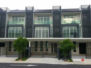 Middle room for rent at Bangi Avenue with private 🛁bathroom