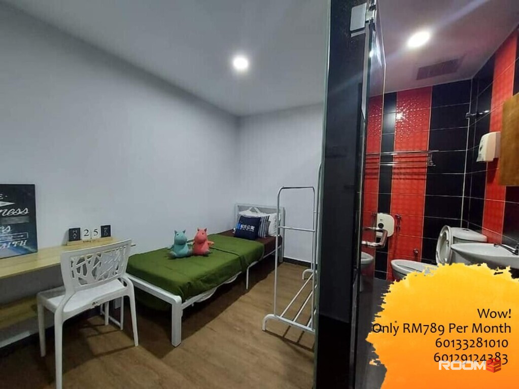 Near MRT/LRT Free Parking Hotel Master Room at SS4, Kelana Jaya