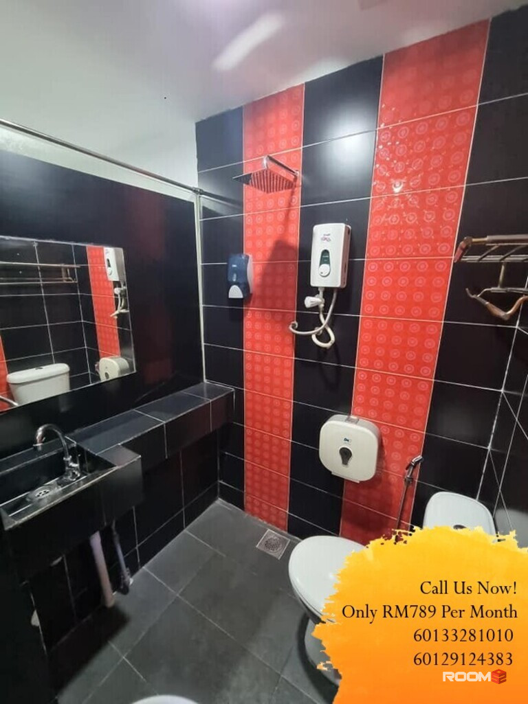 Near MRT/LRT Free Parking Hotel Master Room at SS4, Kelana Jaya