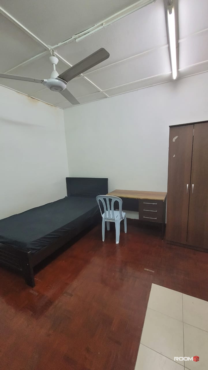 SS15 Female Unit Landed House Master Bedroom To Rent  (Private Bathroom)