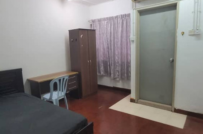 SS15 Female Unit Landed House Master Bedroom To Rent  (Private Bathroom)