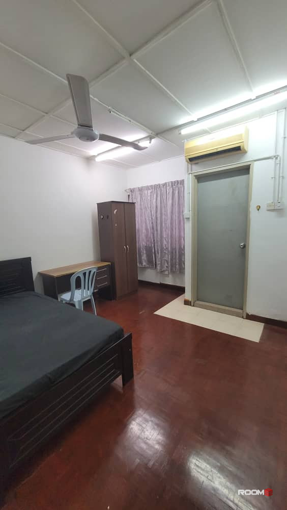 SS15 Female Unit Landed House Master Bedroom To Rent  (Private Bathroom)