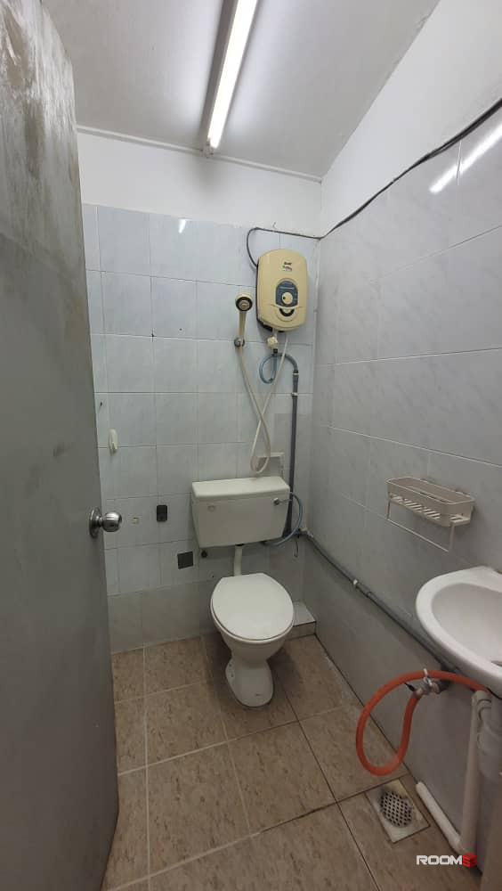 SS15 Female Unit Landed House Master Bedroom To Rent  (Private Bathroom)