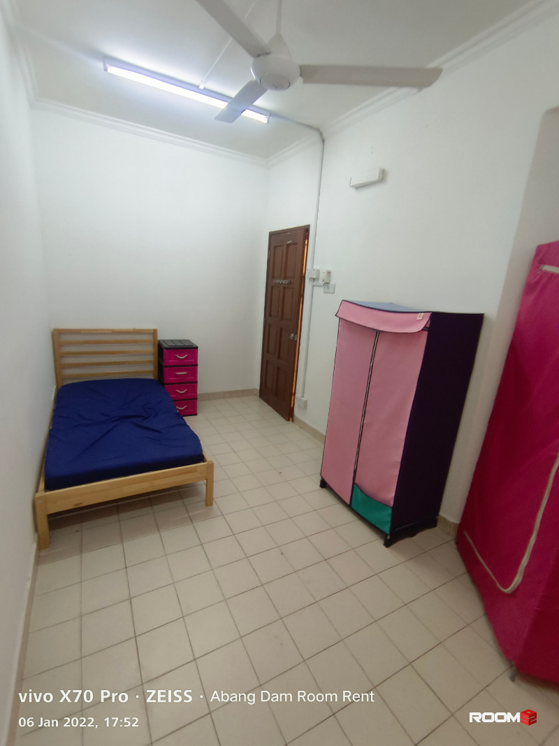 🏠 Private Middle Room for Rent in BU10, Bandar Utama 🛏️ 3mins to Centrepoint Bandar Utama! 🚶‍♂️🚶‍♀️