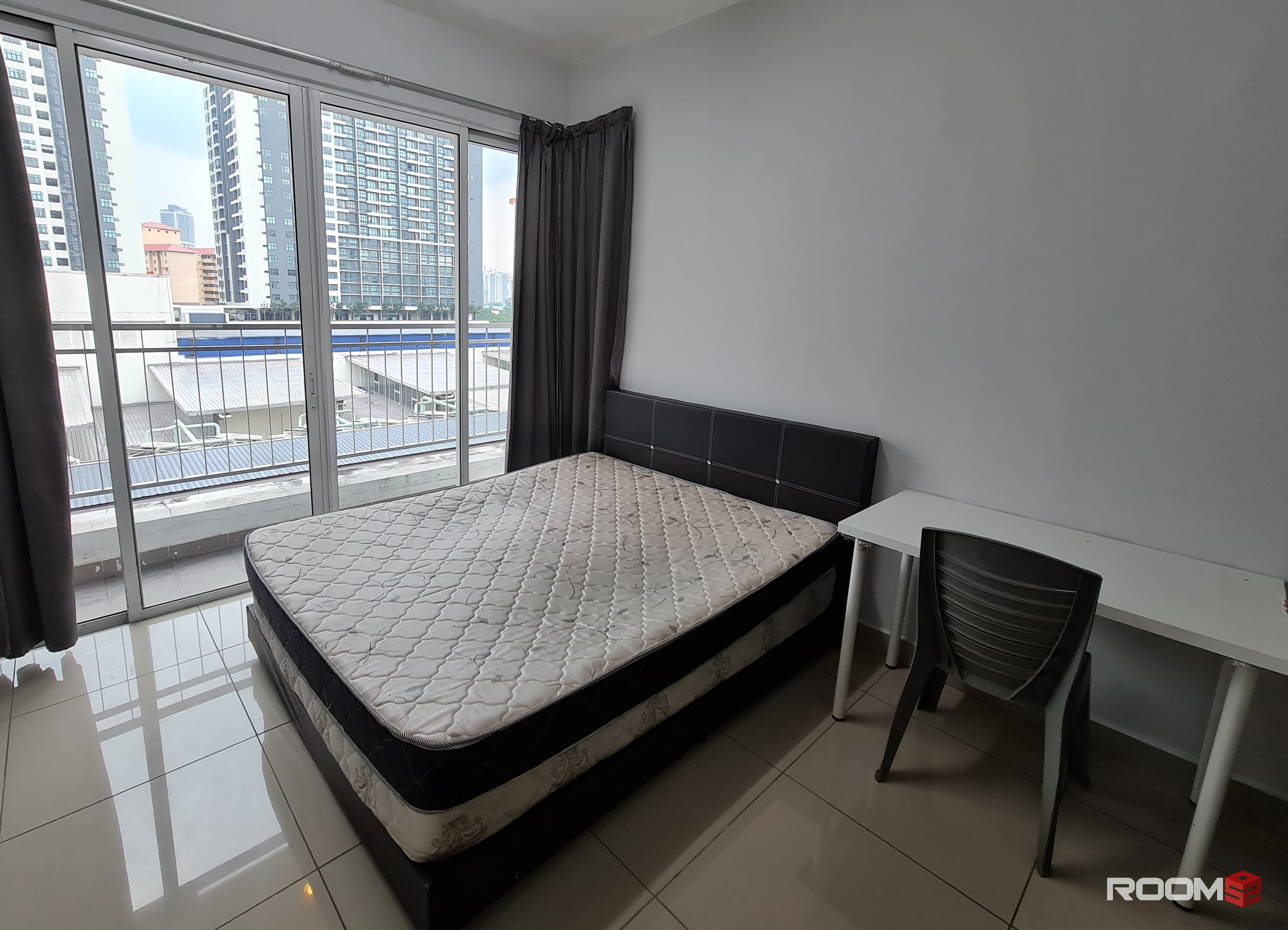 PRIVATE BALCONY, MASTER BEDROOM. PACIFIC PLACE @ ARA DAMANSARA. WALKING DISTANCE TO LRT STATION (KELANE LINE)