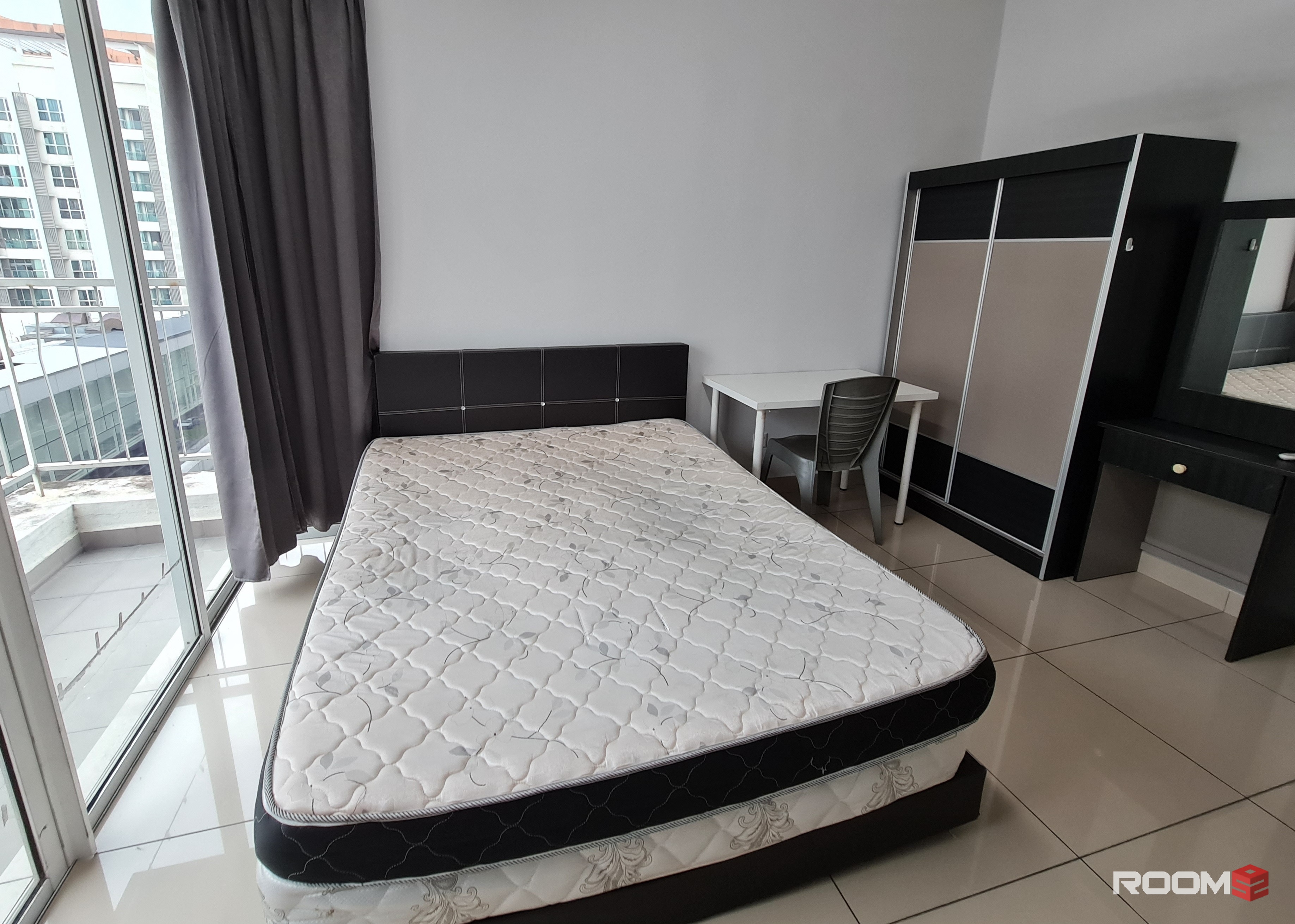 PRIVATE BALCONY, MASTER BEDROOM. PACIFIC PLACE @ ARA DAMANSARA. WALKING DISTANCE TO LRT STATION (KELANE LINE)