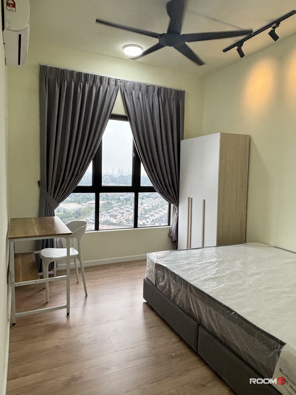 🔥SEKSYEN 13, DIAN RESIDENCY, NEW CONDO Medium Room🔥Fully Furnish NEW 10” Mattress Aircond Wardrobe Table Chair
