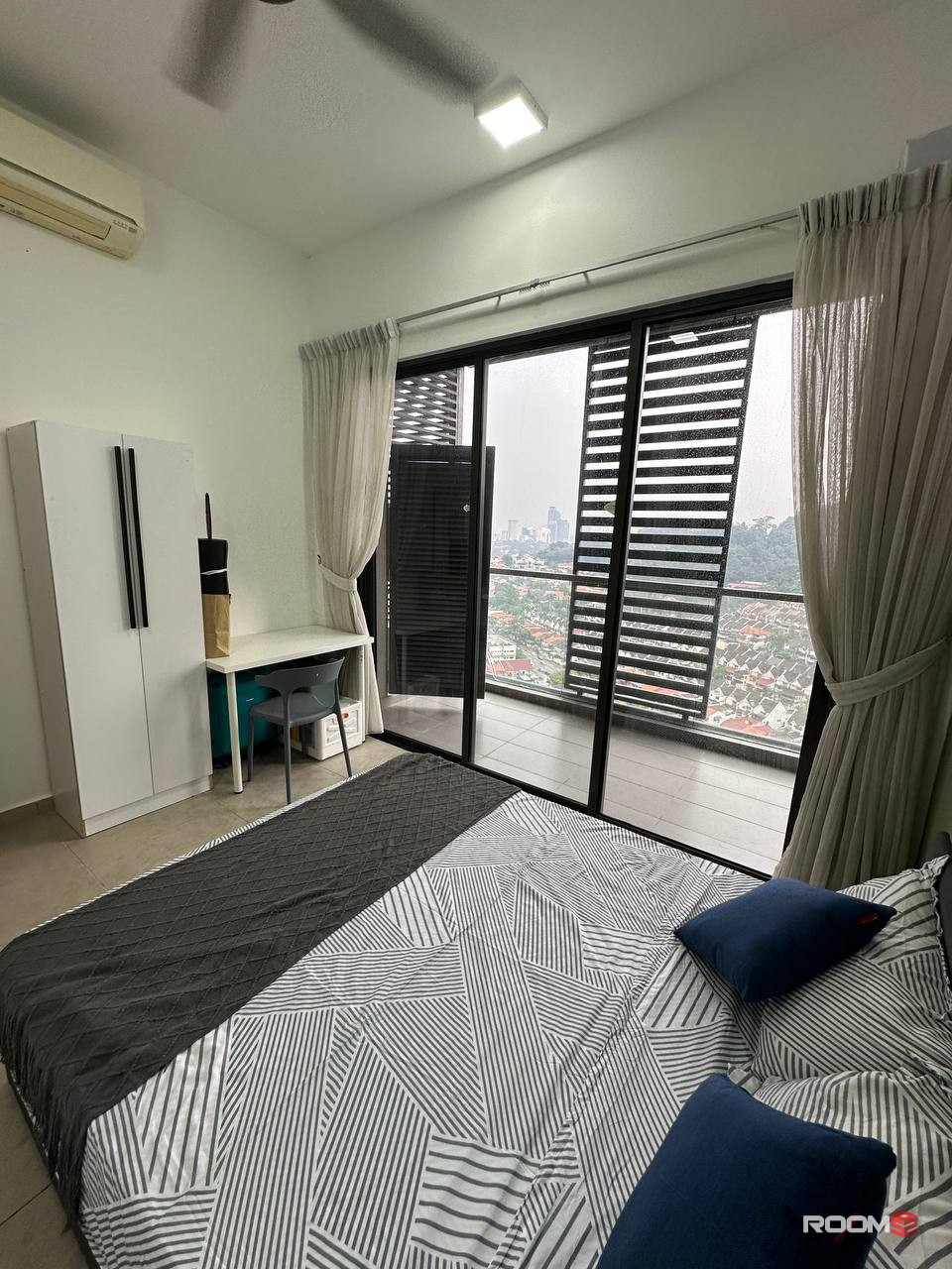 📍Petalz Residence ✨Balcony Room Rental 🚌Easy access to Mid Valley