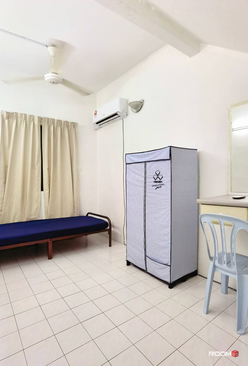 🚀PJ Bandar Utama, Middle room with AC and furniture