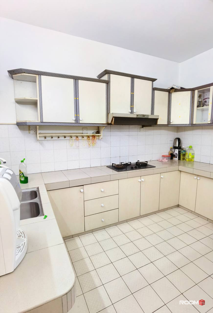 🚀PJ Bandar Utama, Middle room with AC and furniture
