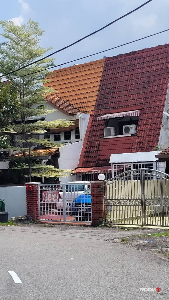 SS15 Female Unit Landed House Master Bedroom To Rent  (Private Bathroom)