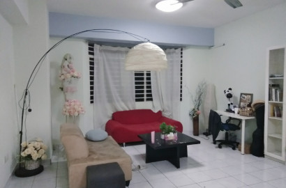Middle room in Kelana Puteri Condo for rent