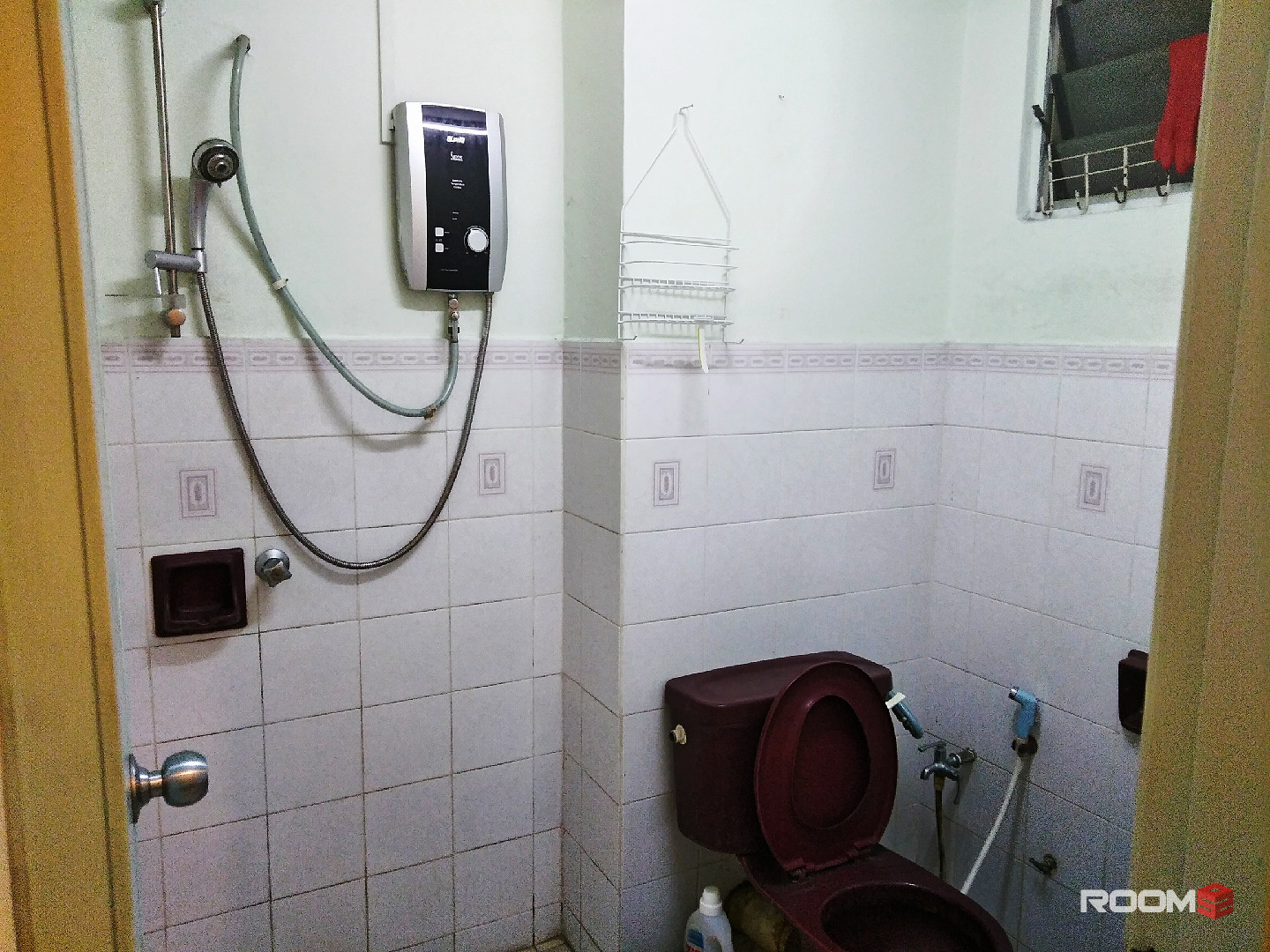 Middle room in Kelana Puteri Condo for rent