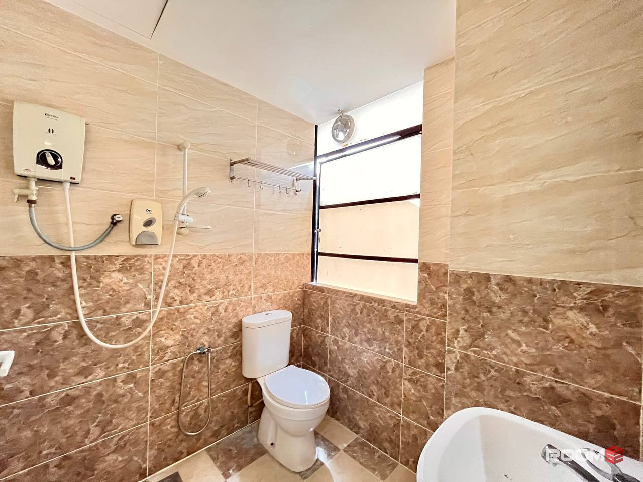 Zero Deposit Nicely Modern Design🌟 For Room Rent With Spotlessly Clean ! Master Room 🛁Near Sunway Pyramid, Near Trains