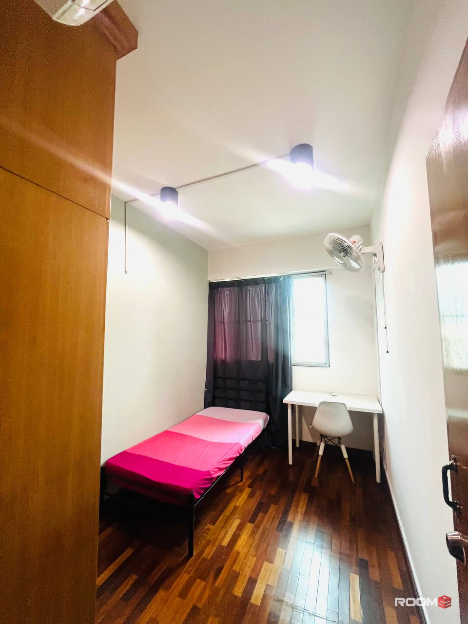 😎🥳 This property is a commuter's dream! Just a short 2 minute walk to LRT Station 🚅 