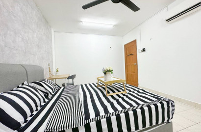 [Walking distance to MRT] middle room for rent at Palm Spring @ Damansara