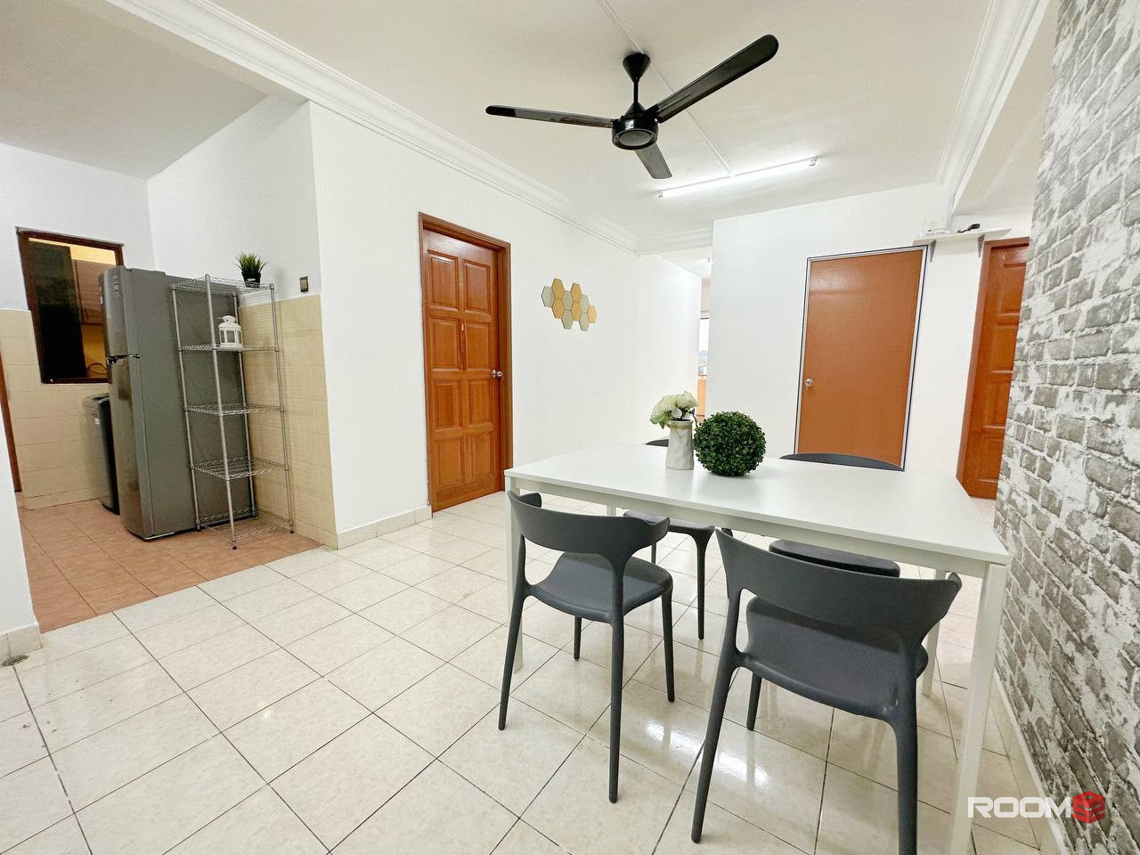 [Walking distance to MRT] middle room for rent at Palm Spring @ Damansara