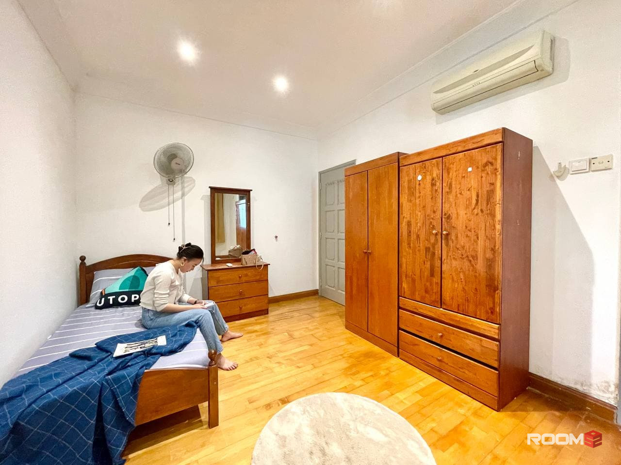 Middle room for rent at Brickfields, KL