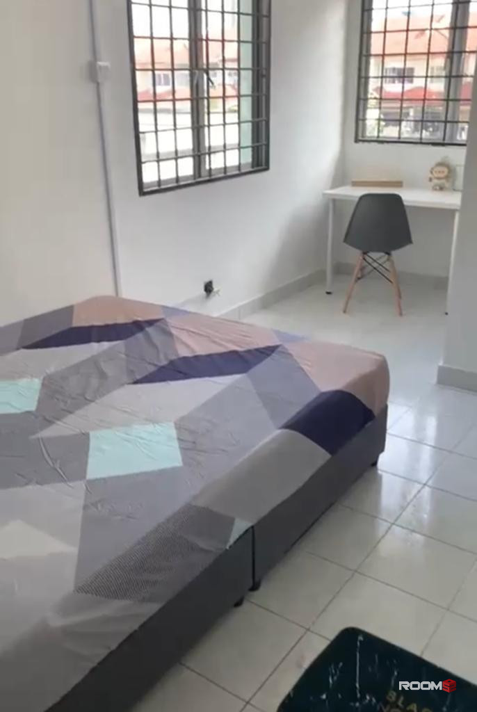 Fully Furnished with WiFi, AC, Cozy Middle room for RENT at Mutiara Puchong, Selangor.