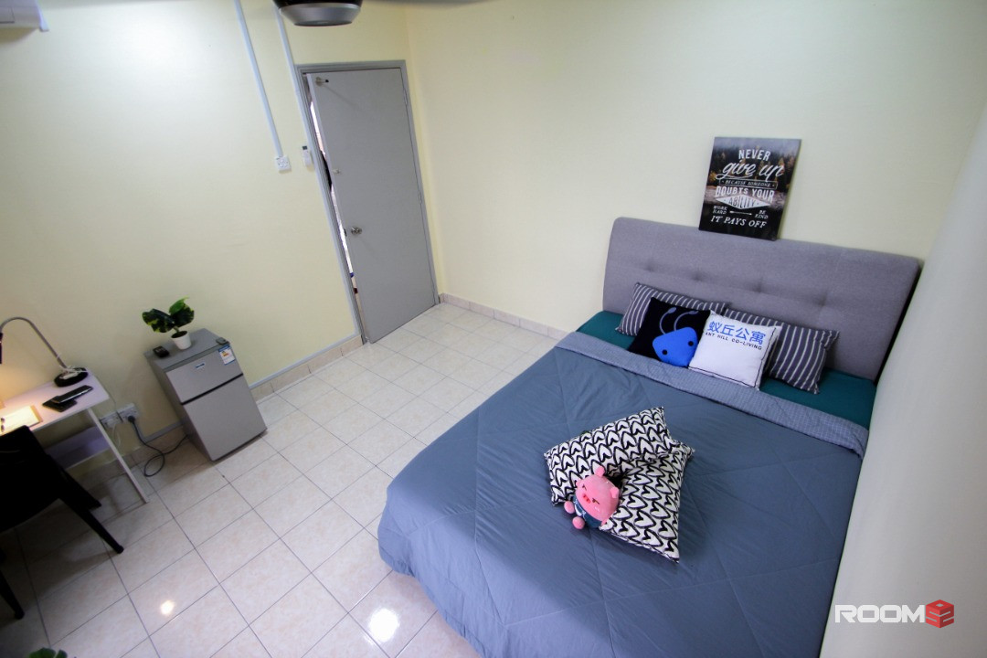 [FEMALE UNIT] NO DEPOSIT!!! Middle Room with Window & Aircond