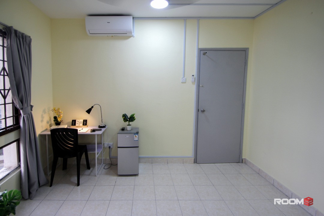 [FEMALE UNIT] NO DEPOSIT!!! Middle Room with Window & Aircond