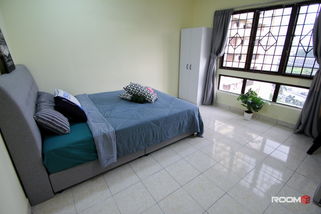 [FEMALE UNIT] NO DEPOSIT!!! Middle Room with Window & Aircond