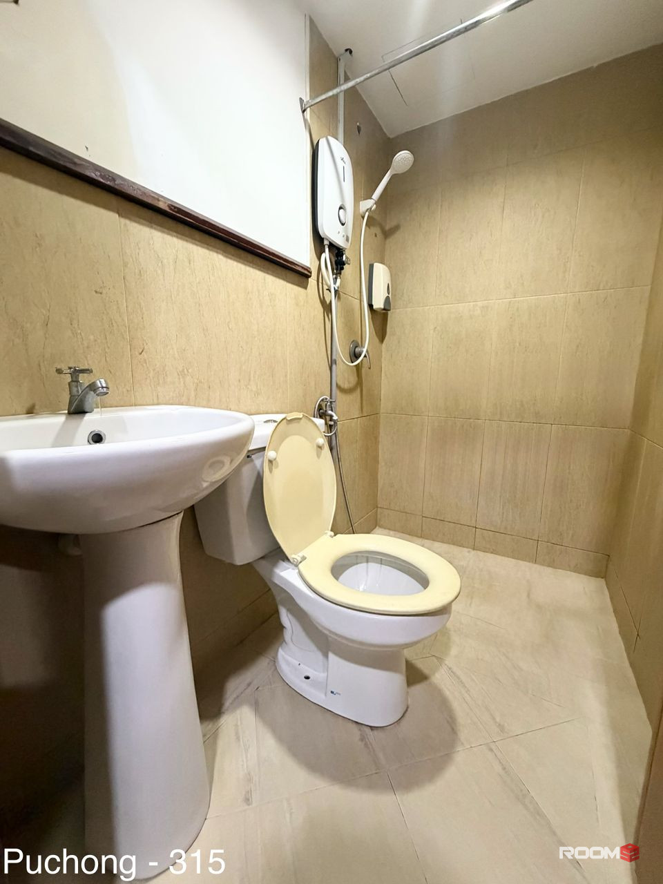 A private room attached with bathroom available in the IOI #business park, 15min to #IOI Puchong Jaya #Rapid KL.🚉