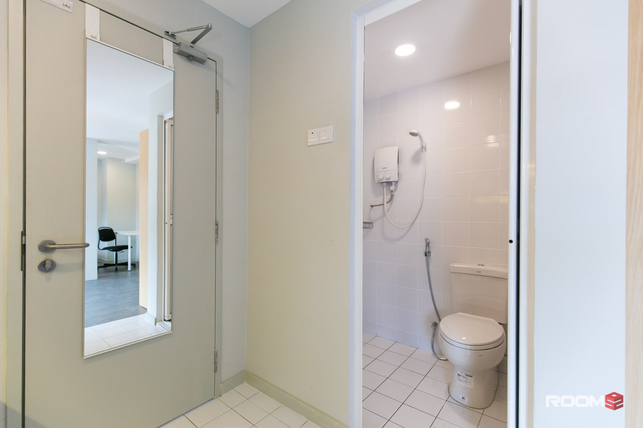 Rent a room near bus stop (route 421 - Bukit Bintang Line) 🚶‍♀️and save time on your daily commute! ⏰⏳