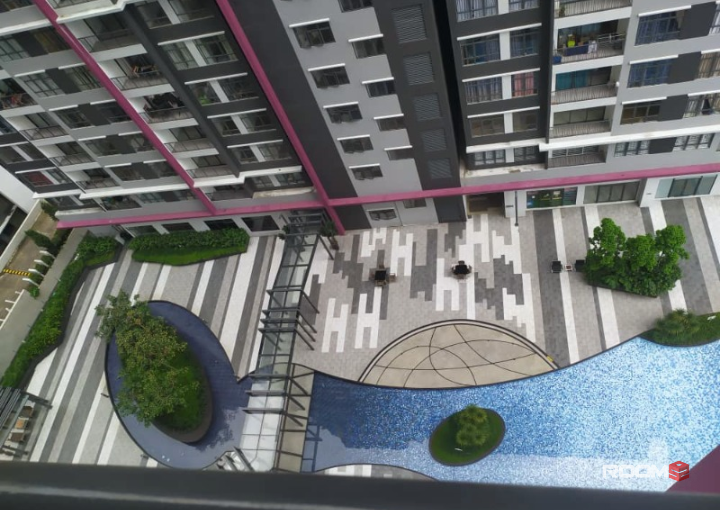 Balcony room at casa green, bukit jalil (near lrt, fully furnished, facing swimming pool good scenic view)