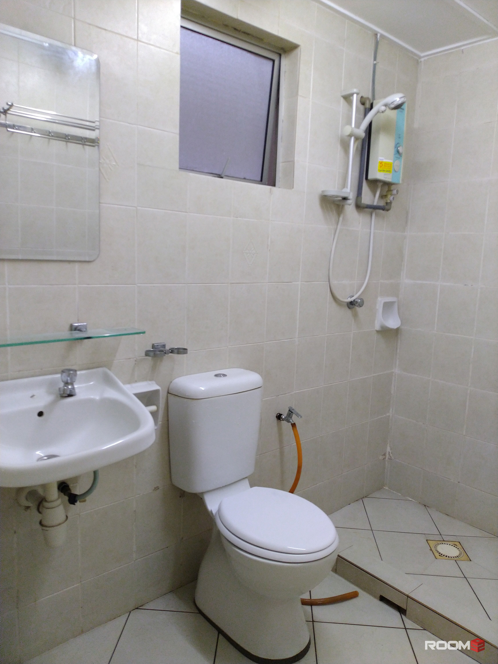 NEAR LRT - ALL FEMALE UNIT - MIDDLE ROOM TO RENT IN BUKIT JALIL