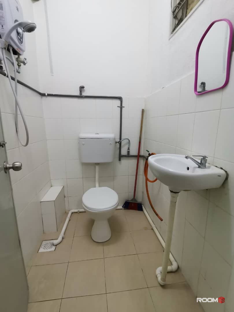 Middle room for rent Walking distance to SS15 LRT Station❗❗