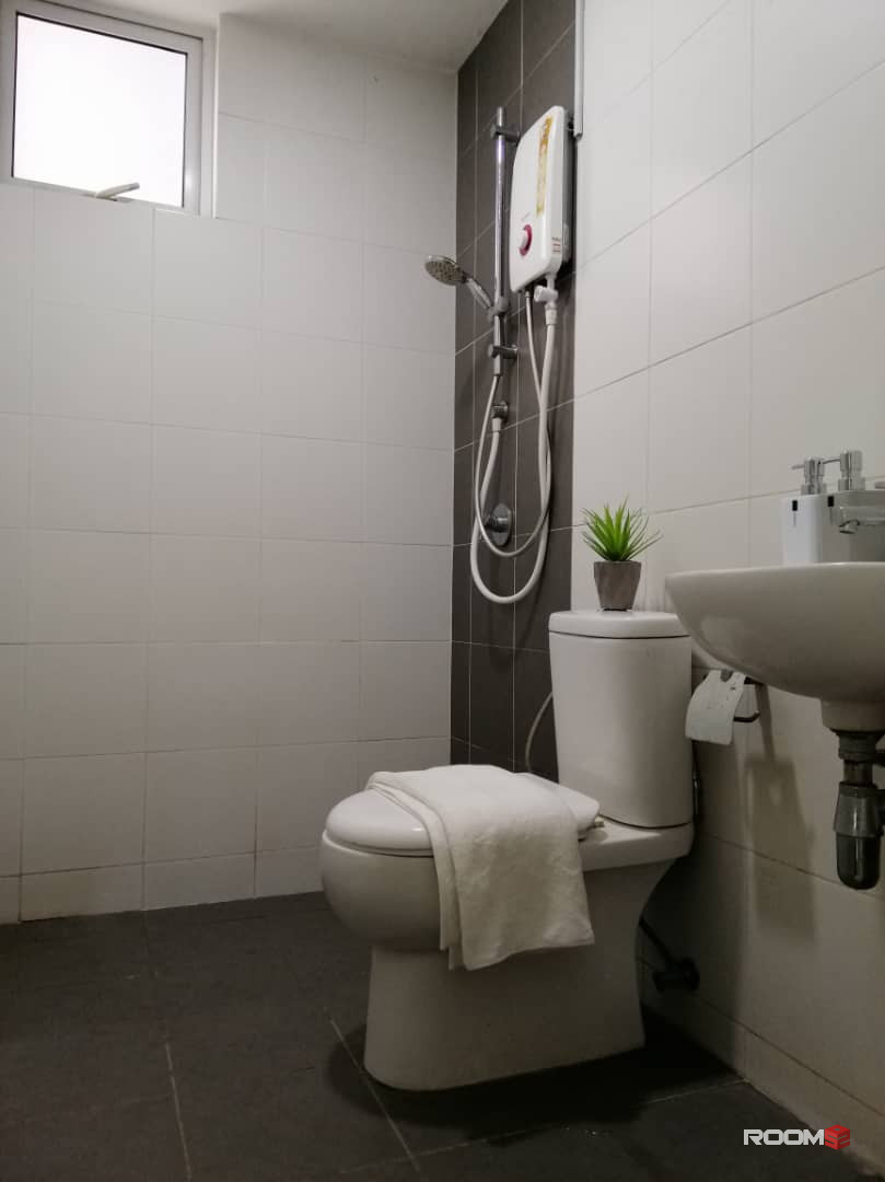 PACIFIC PLACE NEW MIDDLE ROOM FULLY FURNISHED WITH UTILITIES ( 0.5 MONTHS DEPOSIT ONLY ) ( RM50 REBATE )