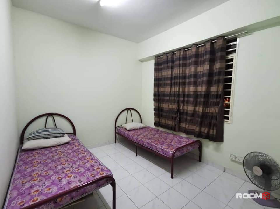 Middle room in Kelana Puteri Condo for rent