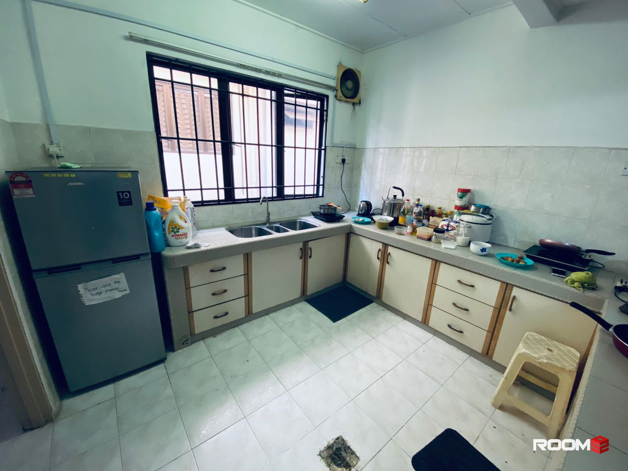 🏠 Room Available for Rent in Taman Paramount! 🌳✨  Located near SS2 / Sea Park 🏖️ and LRT Station 🚇 for convenient tr