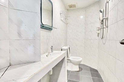 Middle room for rent at Hotel Dragon Inn with private 🛁bathroom