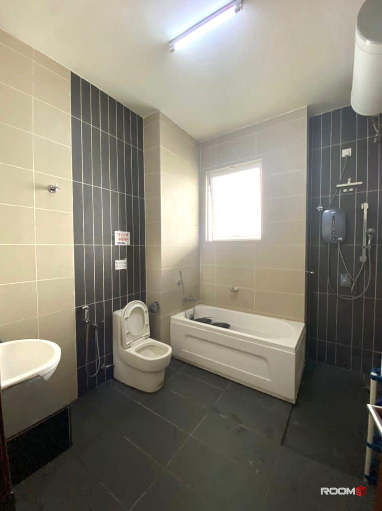 1 min Walking Distance to LRT TAMAN PARAMOUNTSingle Room at TamanParamount