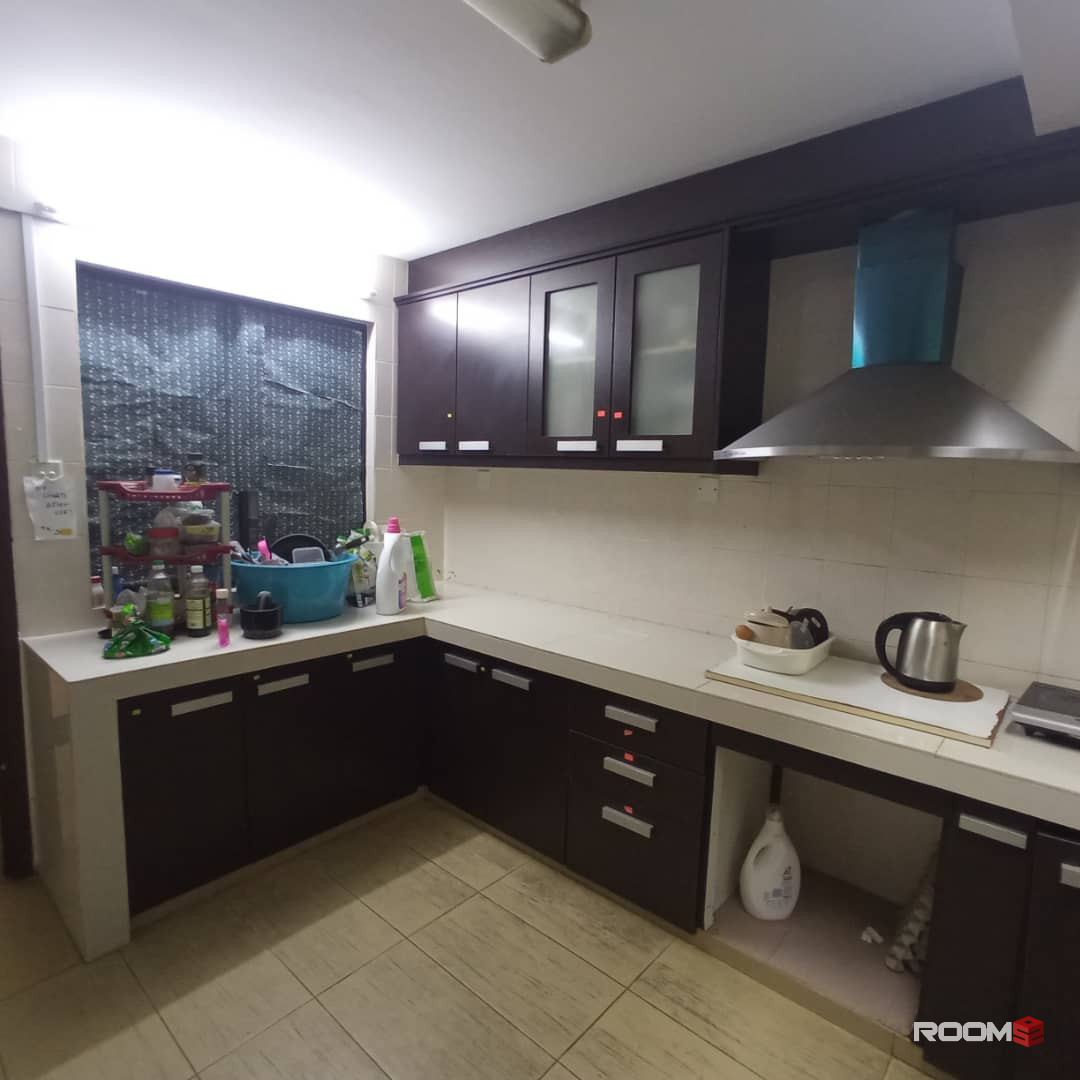 Middle Room Attached Sharing bathroom/ 5 mins driving distance to Setia City Mall & Top Gloves
