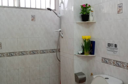 Middle Room Attached Sharing bathroom/ 5 mins driving distance to Setia City Mall & Top Gloves