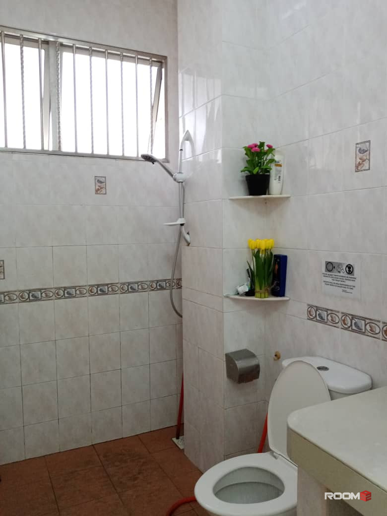 Middle Room Attached Sharing bathroom/ 5 mins driving distance to Setia City Mall & Top Gloves