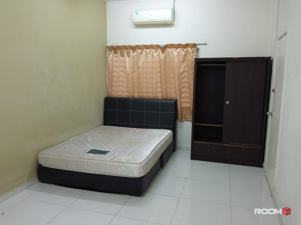 Middle Room Attached Sharing bathroom/ 5 mins driving distance to Setia City Mall & Top Gloves