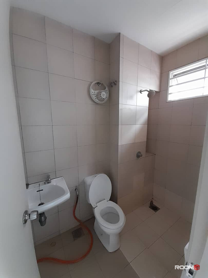 Middle Room With Private Bathroom at Bandar BOTANIC Klang, Selangor
