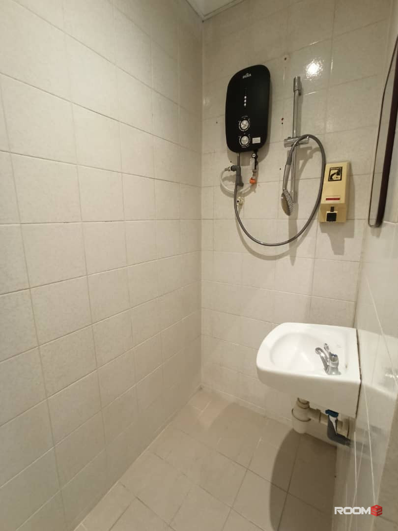 CHEAP MASTER QUEEN ROOM AT SWING & PILLOW A&N AT SS21 DAMANSARA
