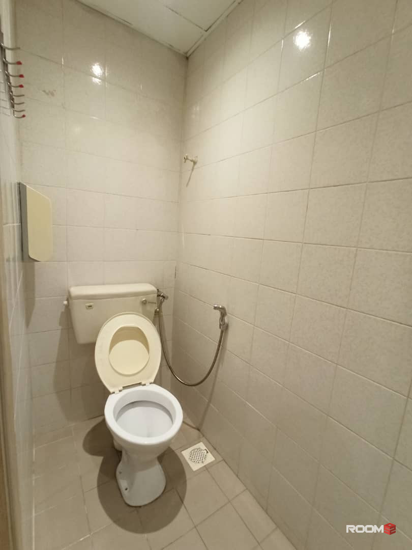 CHEAP MASTER QUEEN ROOM AT SWING & PILLOW A&N AT SS21 DAMANSARA