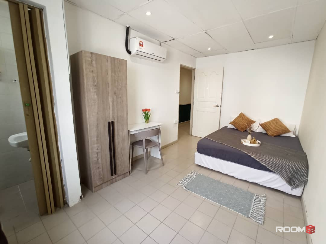 CHEAP MASTER QUEEN ROOM AT SWING & PILLOW A&N AT SS21 DAMANSARA