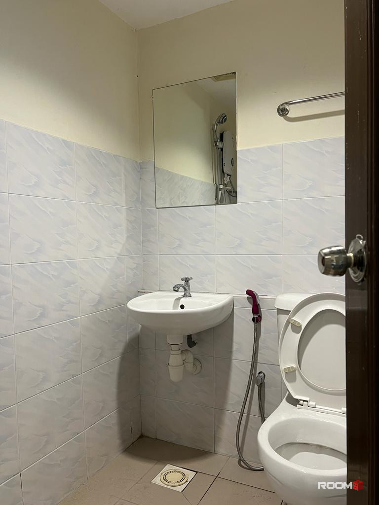 Working at KPJ Kajang❓Only 5mins 🚗 drive from our Unit Master Room attach Toilet