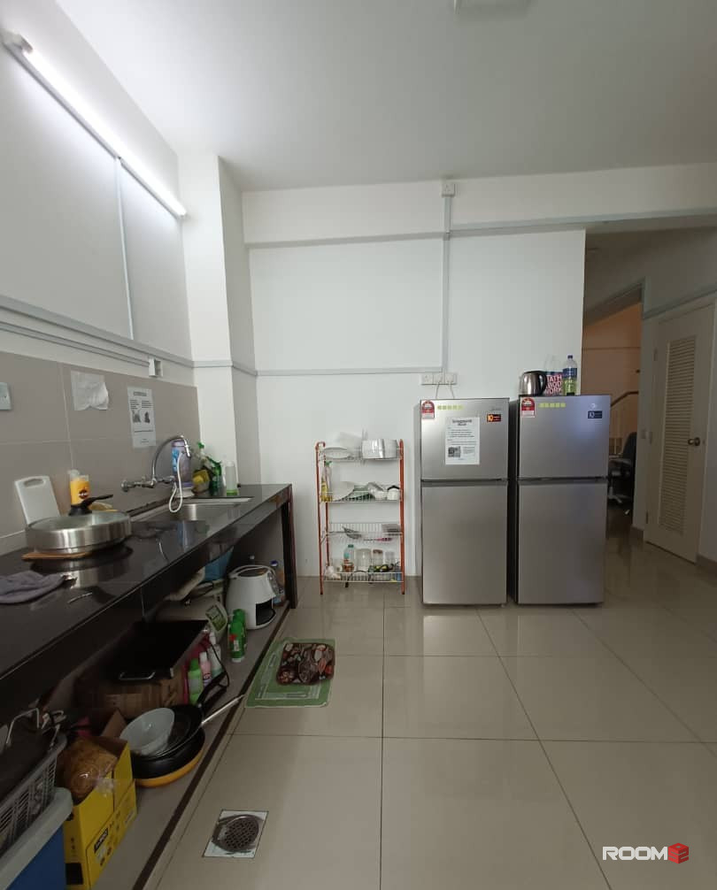 Walking Distance to USJ LRT 🚄 Medium Room + Window + Aircond